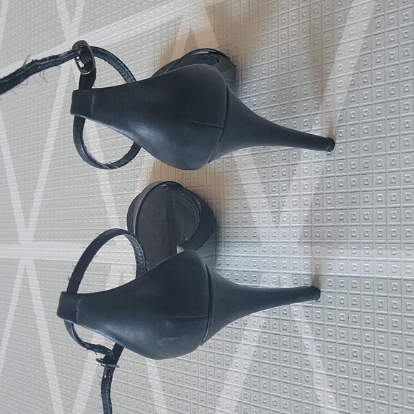 Steve Madden Black Sandal - Picture 2 of 3